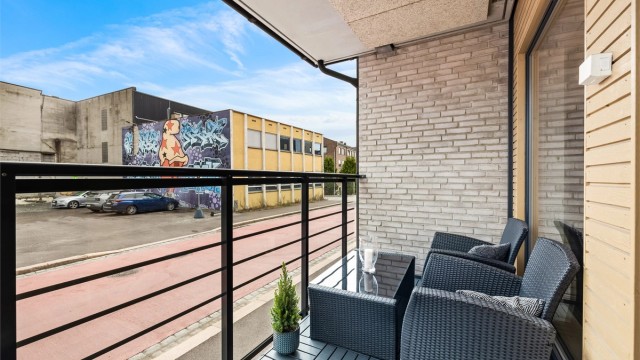 Balkong med plastfliser på gulv (2023)