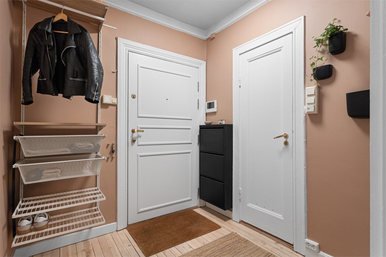 Velkommen inn! Entréen gir et godt førsteinntrykk med en takhøyde på 2,59 meter som bidrar til en luftig og romslig atmosfære.