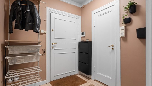 Velkommen inn! Entréen gir et godt førsteinntrykk med en takhøyde på 2,59 meter som bidrar til en luftig og romslig atmosfære.