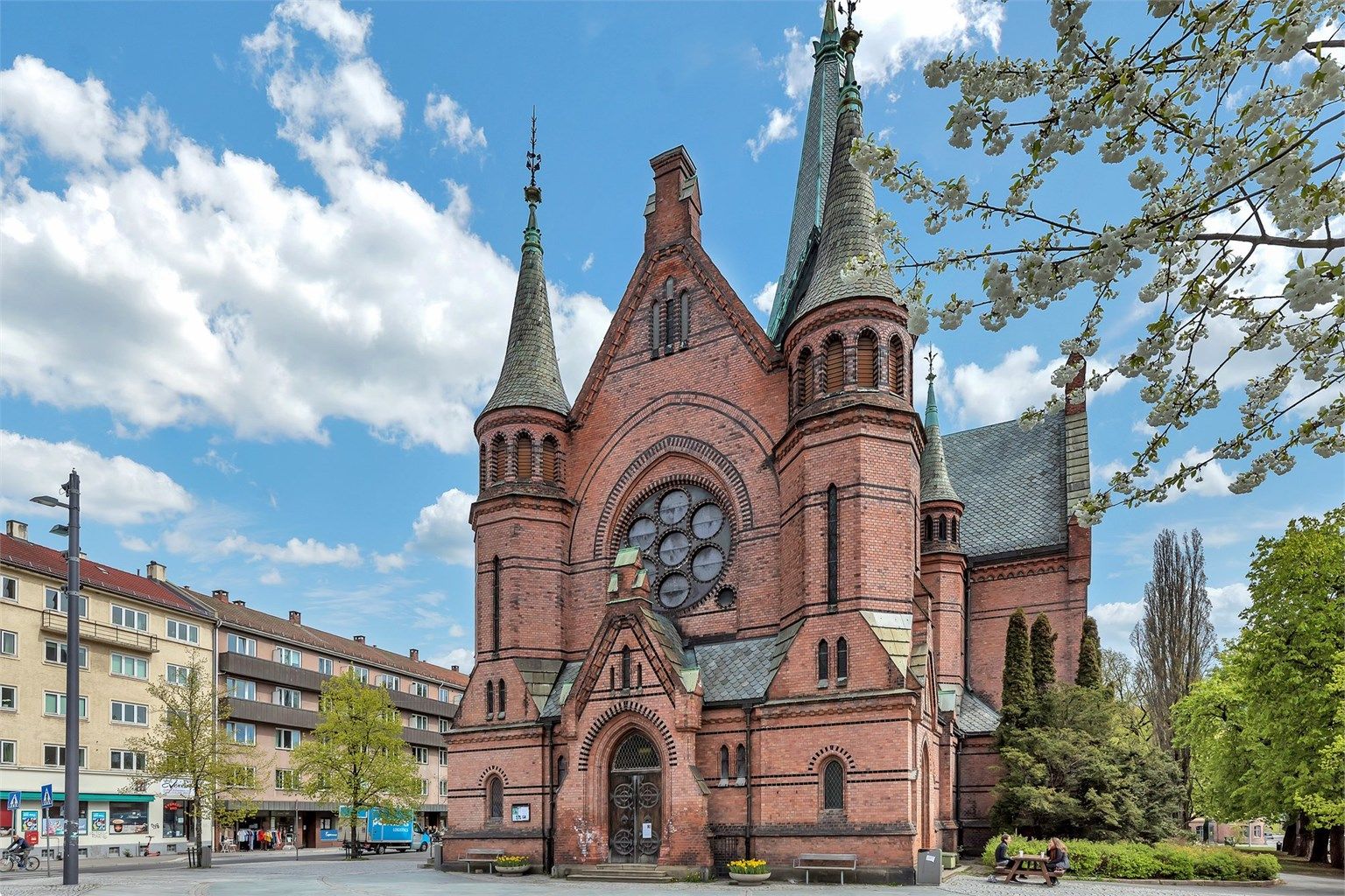 Leiligheten har en attraktiv beliggenhet midt i hjertet av populære Sagene, et steinkast fra Sagene kirke.