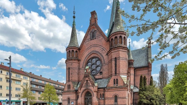 Leiligheten har en attraktiv beliggenhet midt i hjertet av populære Sagene, et steinkast fra Sagene kirke.