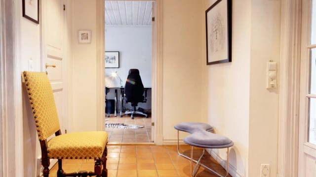 Utenom den sosiale sonen inneholder første etasje også et toalettrom og et arbeidsrom/kontor av generøs størrelse.