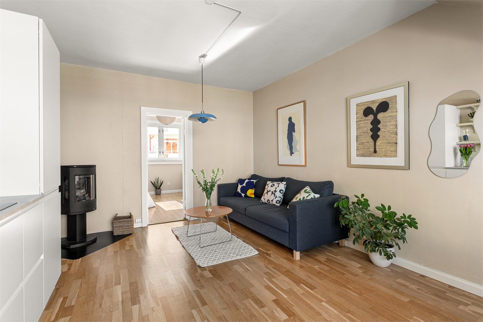 Leilighetens stue er av god størrelse med plass til å møblere etter eget behov og ønske. 