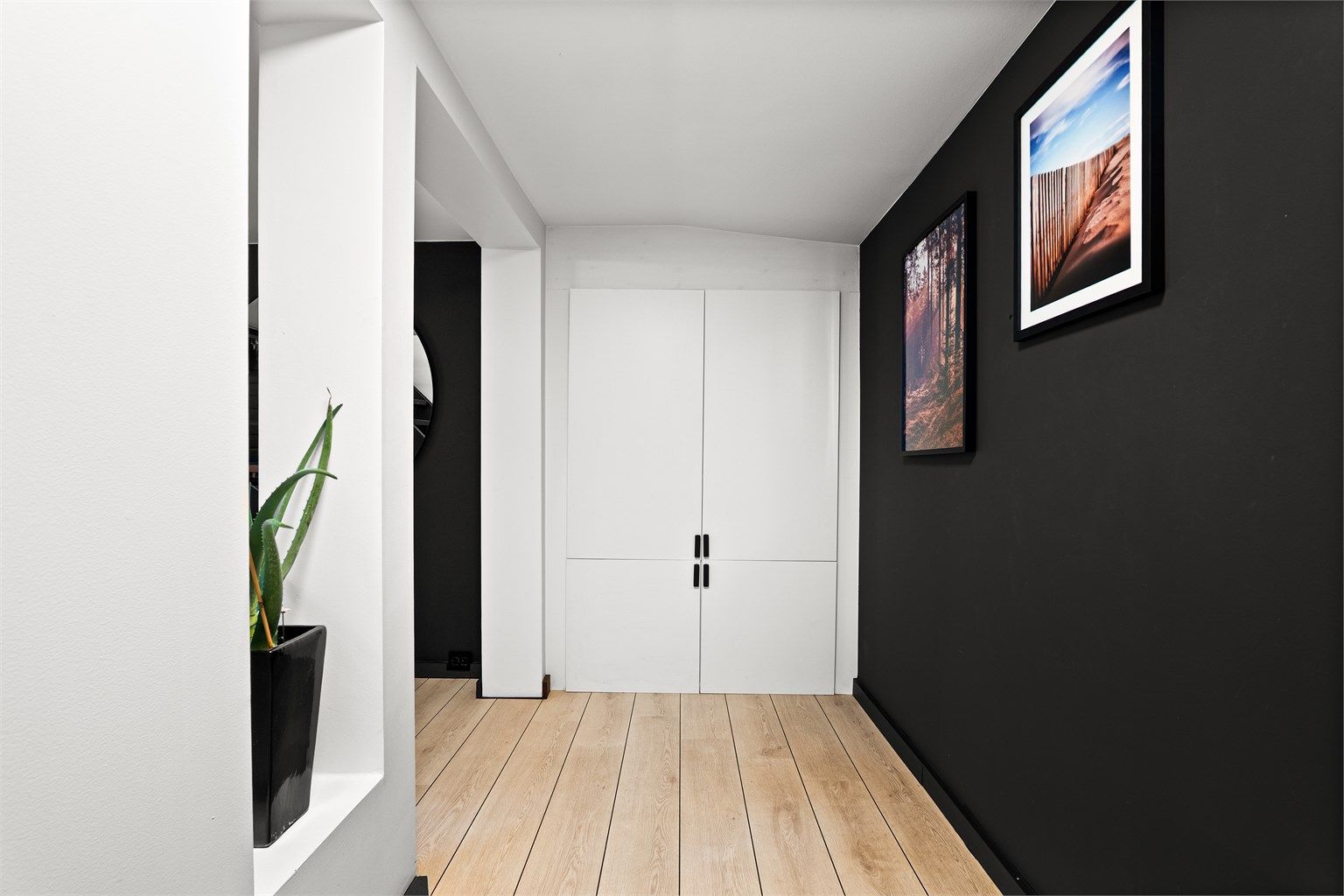 Yttertøyet kan oppbevares ute av syne, men likevel lett tilgjengelig i entreens innbyggede garderobe.