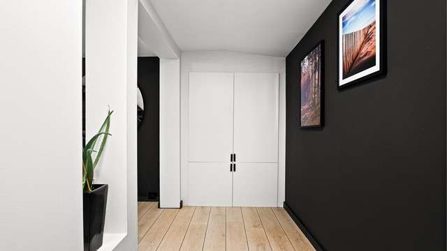 Yttertøyet kan oppbevares ute av syne, men likevel lett tilgjengelig i entreens innbyggede garderobe.