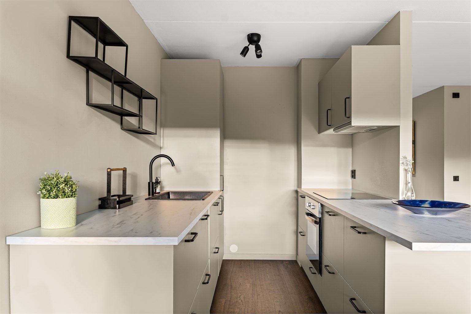 Nytt kjøkken fra Ikea ble satt inn i 2024. Integrerte hvitevarer medfølger.