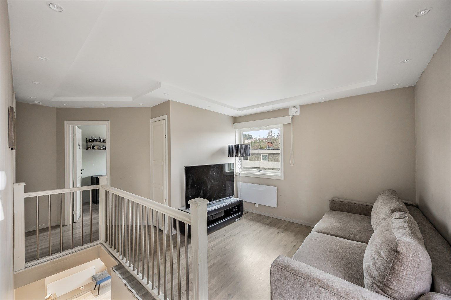 Fra stuen i andre etasje er det utgang til en terrasse på 11 m².