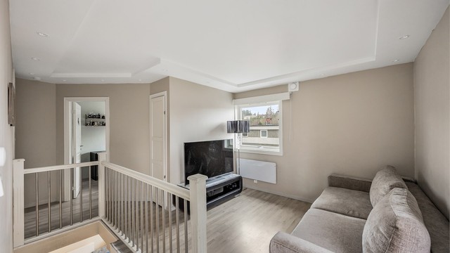 Fra stuen i andre etasje er det utgang til en terrasse på 11 m².