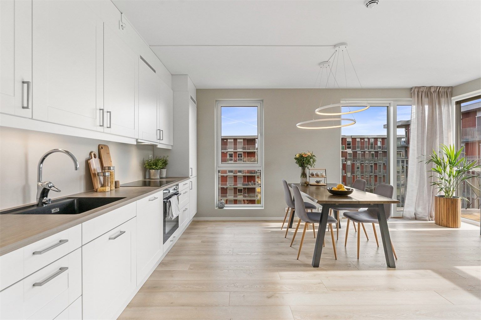 En helt flott, innflyttingsklar leilighet fra 2024, med åpen stue- og kjøkkenløsning.