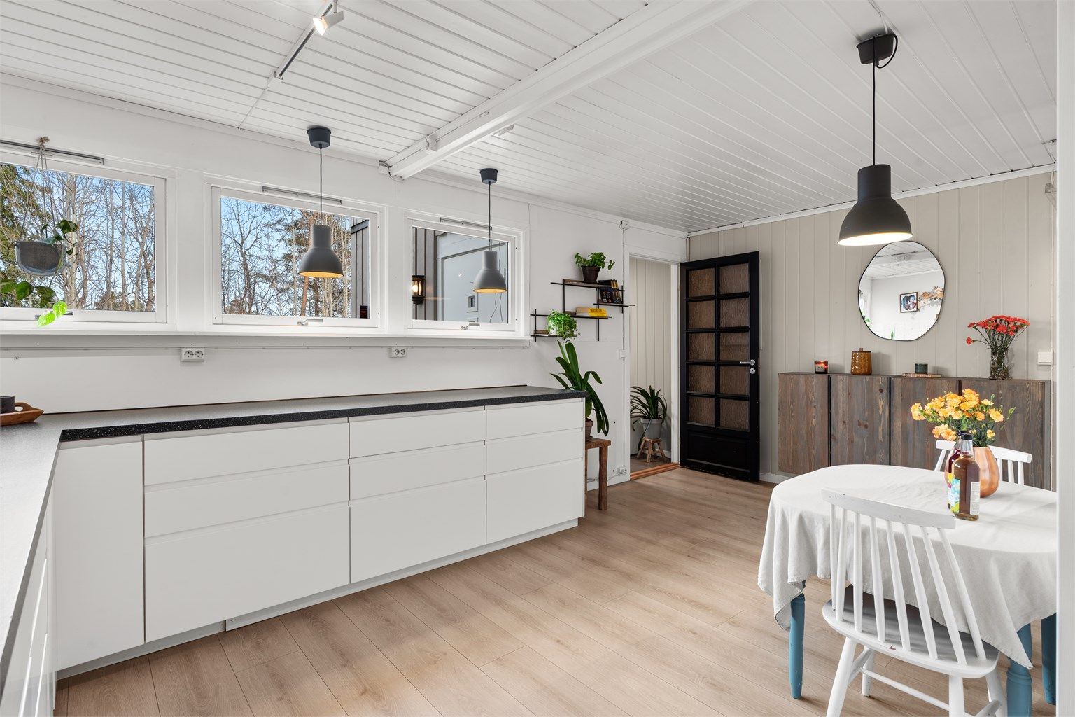 Vinduer er orientert mot nordøst og her titter morgensol inn.