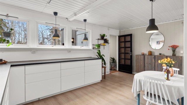Vinduer er orientert mot nordøst og her titter morgensol inn.