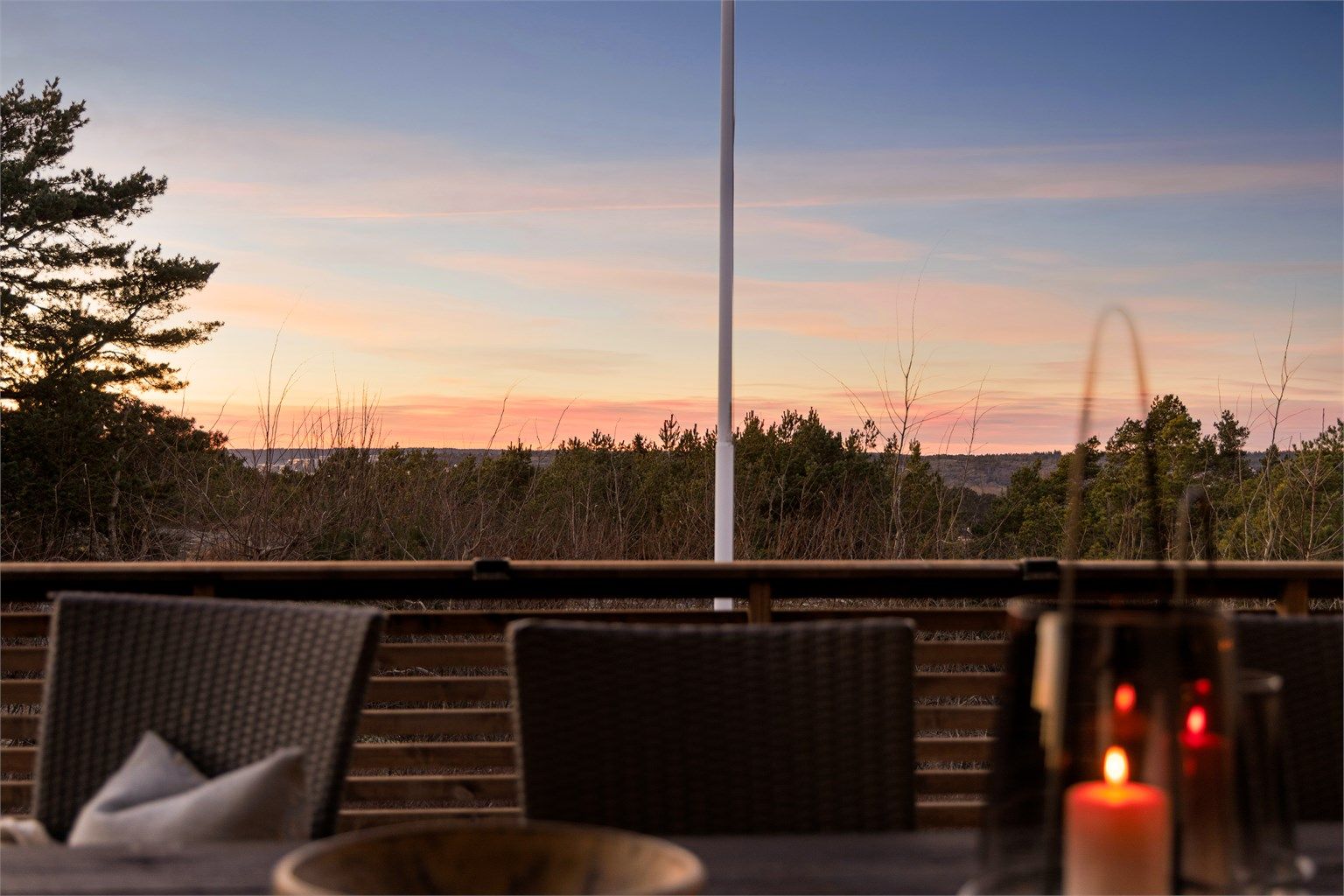 Sommerstid er kveldssolen på terrassen helt til den går ned. Vakre solnedganger sees året gjennom.