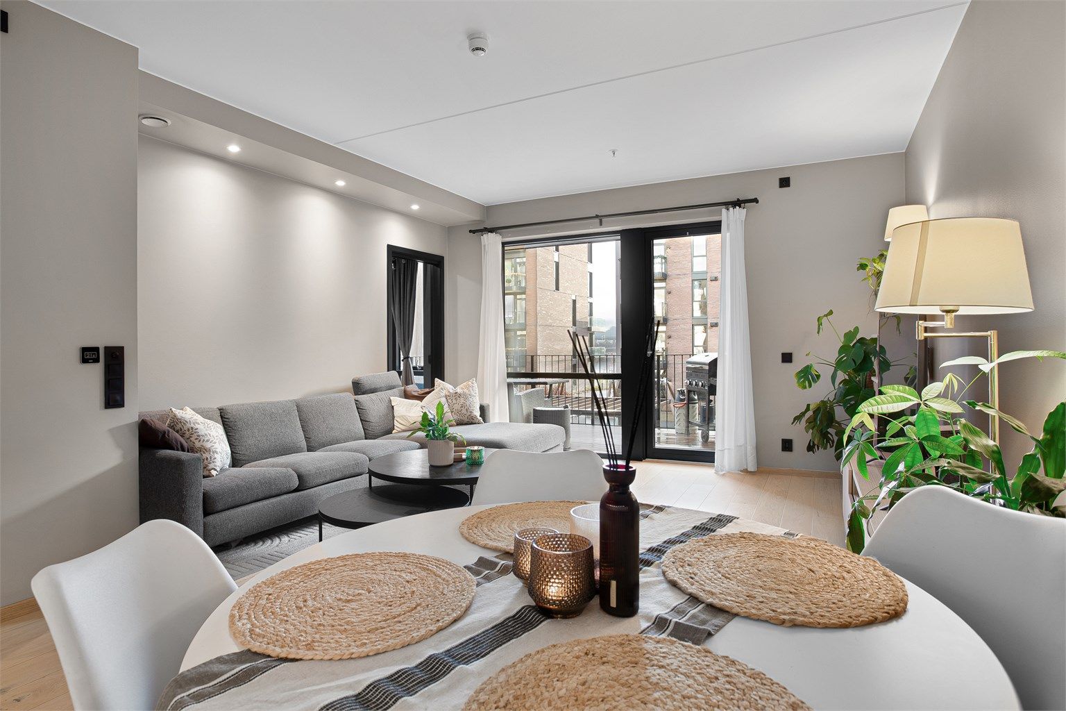 Utgang fra stuen til uteplass på balkong. Foto: Emotional Landscape Production Ole Thoresen.