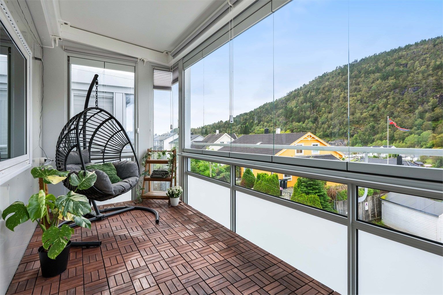- Balkongen er ca. 13 m² -
