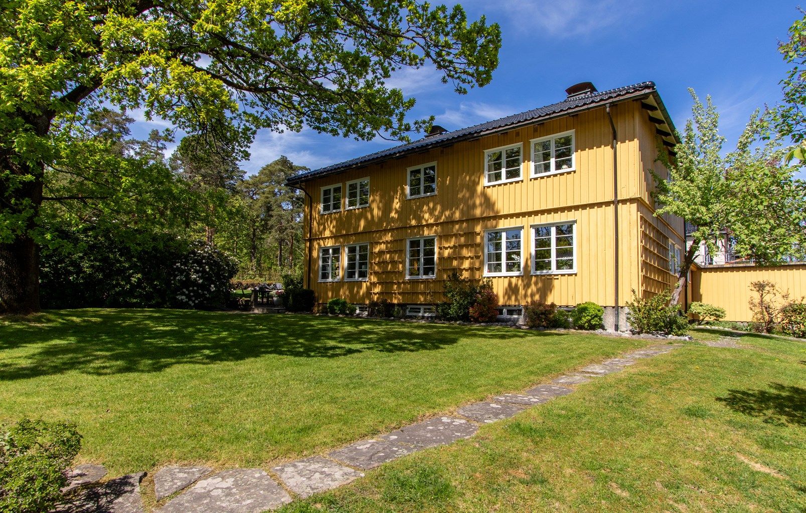 Eneboligen har en sentral beliggenhet i enden av alleen i Markveien på ærverdige Solvang. Hjørnetomten er hele 1,3 mål.