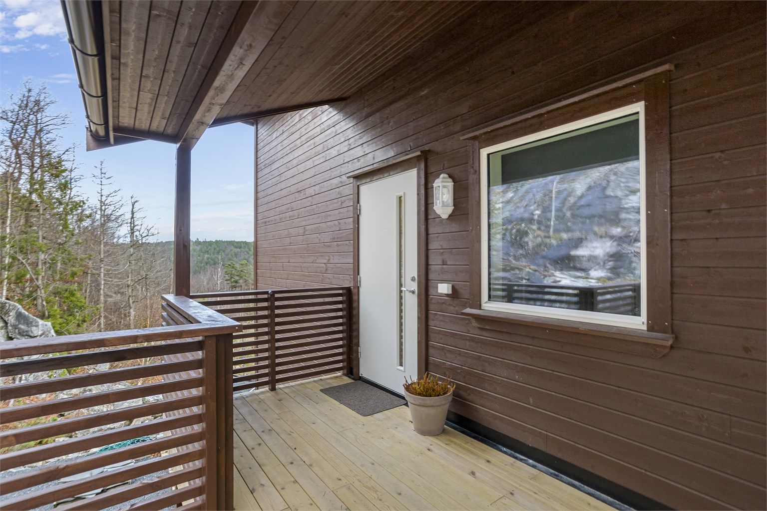 Leiligheten har adkomst via en felles trapp og svalgang i trekonstruksjoner.