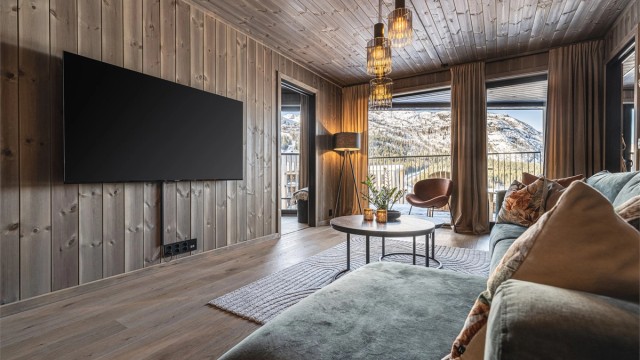 Vinduer og balkongdør med 3-lags glass sikrer god isolasjon og komfort.