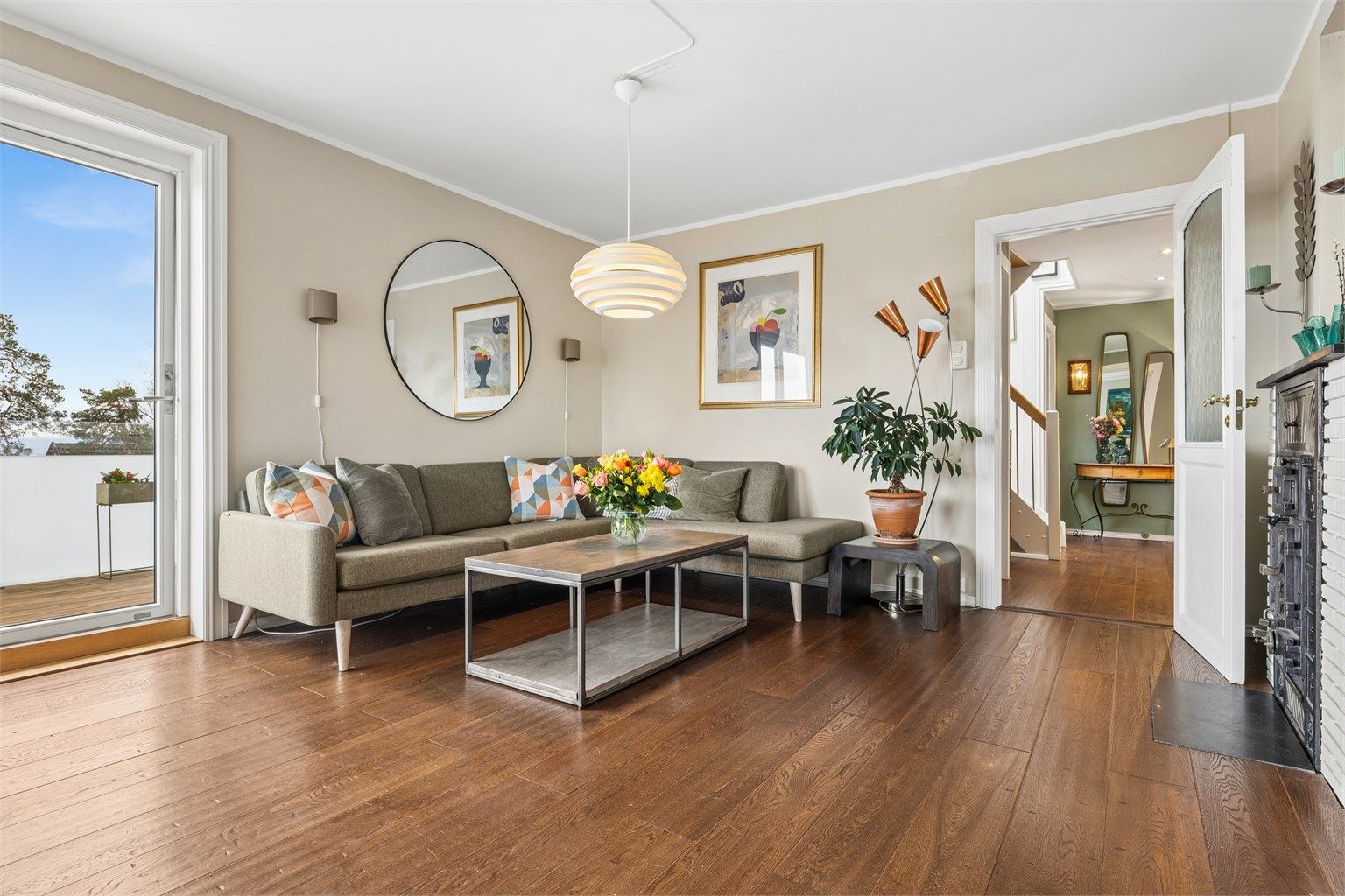 Stuen har en god tilknytning til entreen, samtidig som den føles skjermet.