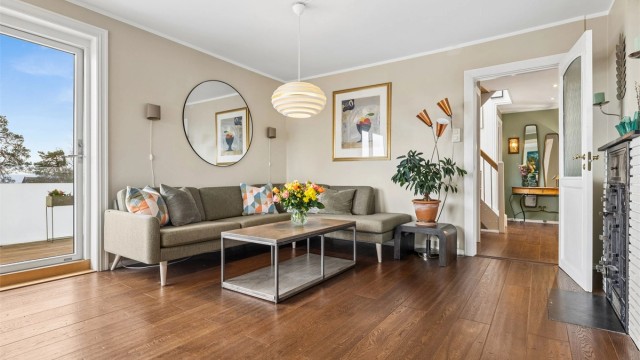 Stuen har en god tilknytning til entreen, samtidig som den føles skjermet.