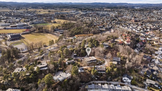 Herfra er det enkel tilgang til hovedinnfartsveien og E18, samt gangavstand til sentrum.