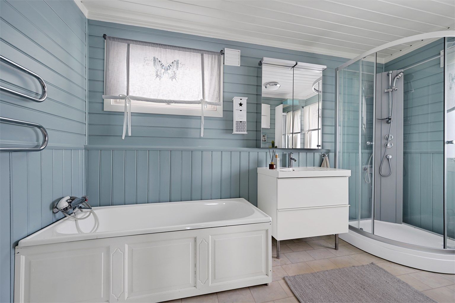 Oppvarming av rommet skjer via veggmontert panelovn og varme fra Kjøleromsaggregatet som er plassert i vegg inn mot kjølerommet.