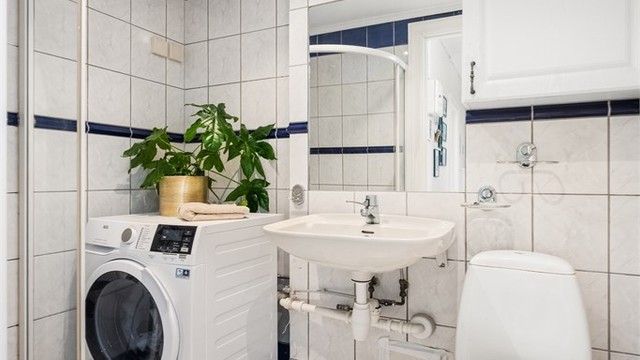 Det er opplegg for vaskemaskin på badet.