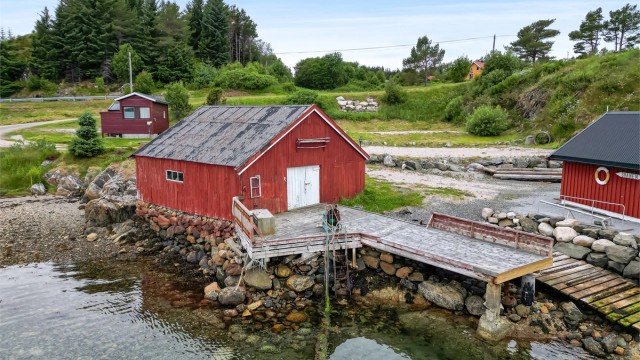 Med tomten følger det rett til naust og pir nede ved Barmfjorden. Naustet er på ca 7,25 x 7,2 meter, med gesimshøyde ca 1,8 m og mønehøyde på ca 4,2 meter