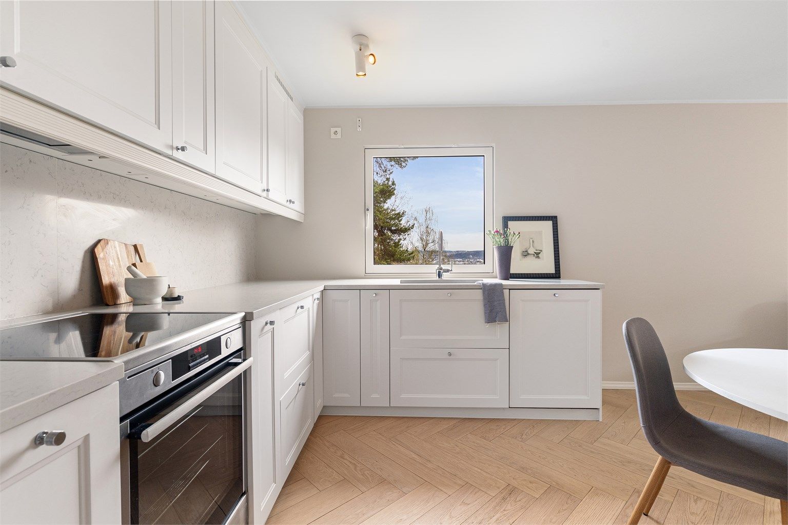 Automatisk vannstopper med fuktsensor er installert for ekstra trygghet.