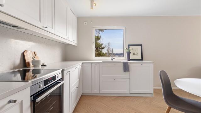 Automatisk vannstopper med fuktsensor er installert for ekstra trygghet.