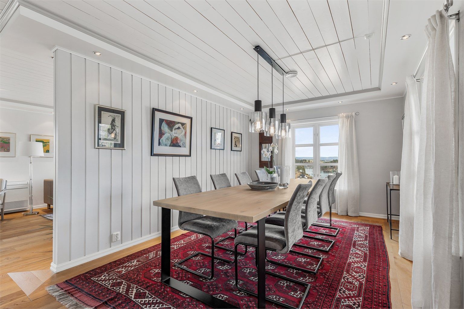 Spisestue med god plass til stort spisebord. Den delvis åpne løsningen mellom spisestuen og kjøkkenet skaper en sosial atmosfære når lager mat og har gjester eller er med familien.