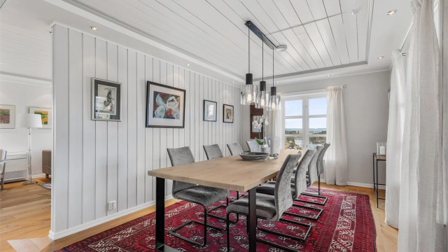 Spisestue med god plass til stort spisebord. Den delvis åpne løsningen mellom spisestuen og kjøkkenet skaper en sosial atmosfære når lager mat og har gjester eller er med familien.