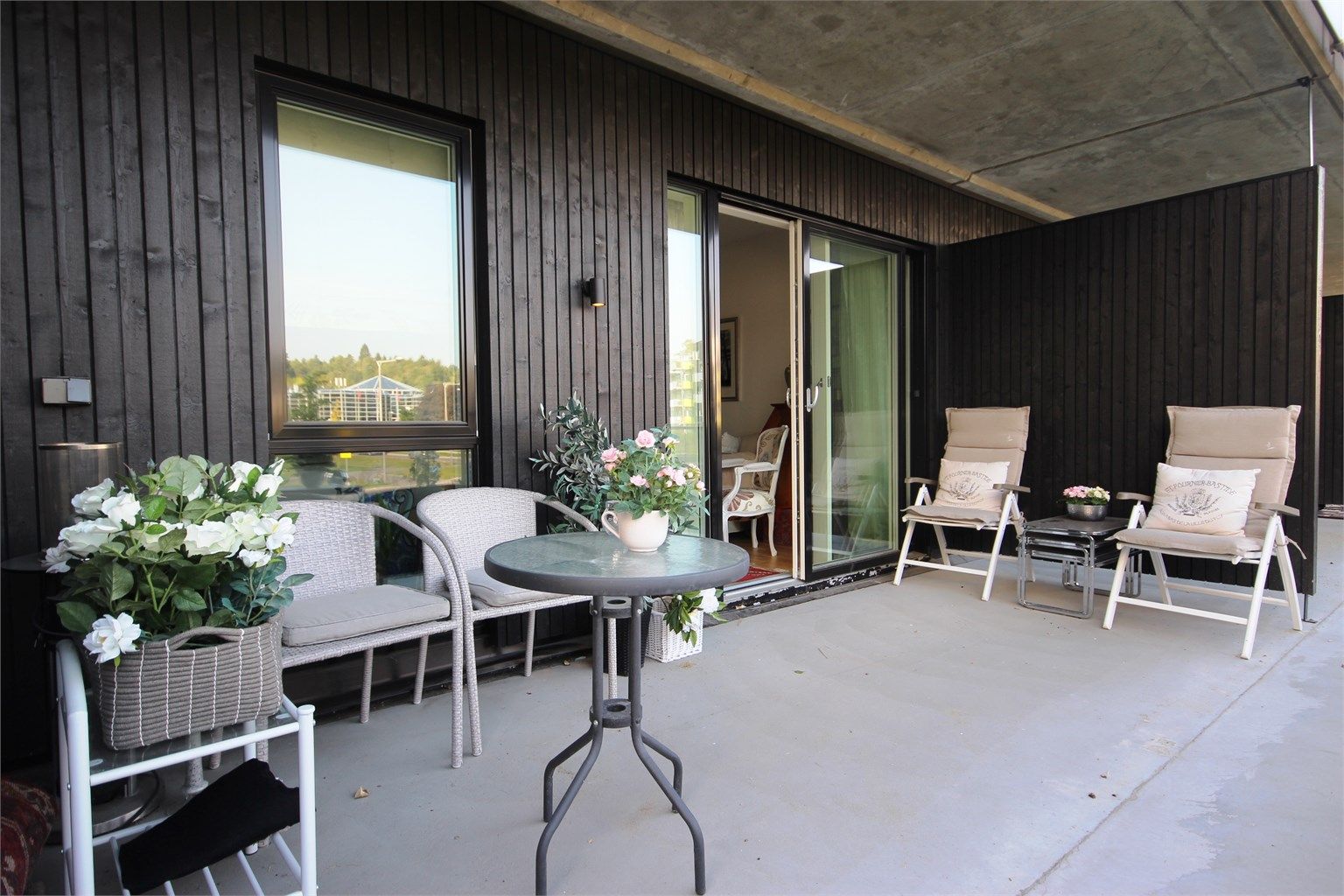 Hyggelig uteområde med god plass til utemøbler.