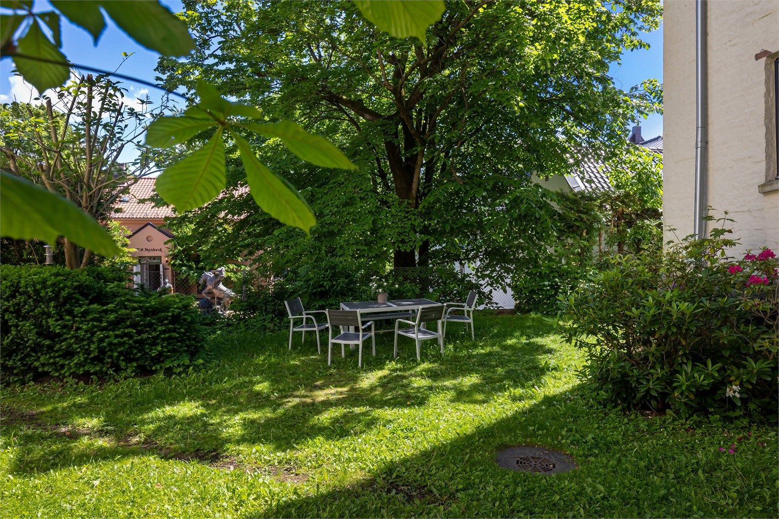 Et tilbaketrukket og grønt fellesområde for beboerne.