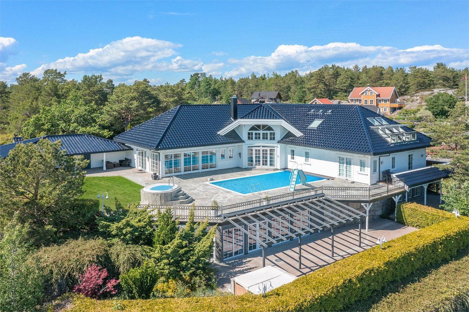 Herskapelig og stort med sjønær beliggenhet. Solrikt beliggende tomt med vakker opparbeidet hage