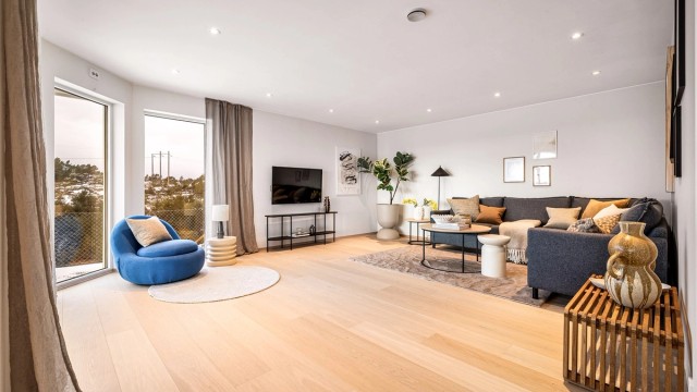 - Det er balansert ventilasjon i alle rom og gulvvarme i stue, kjøkken, gang, vaskerom og på begge bad. Downlights er også gjennomgående utenom på soverom. -