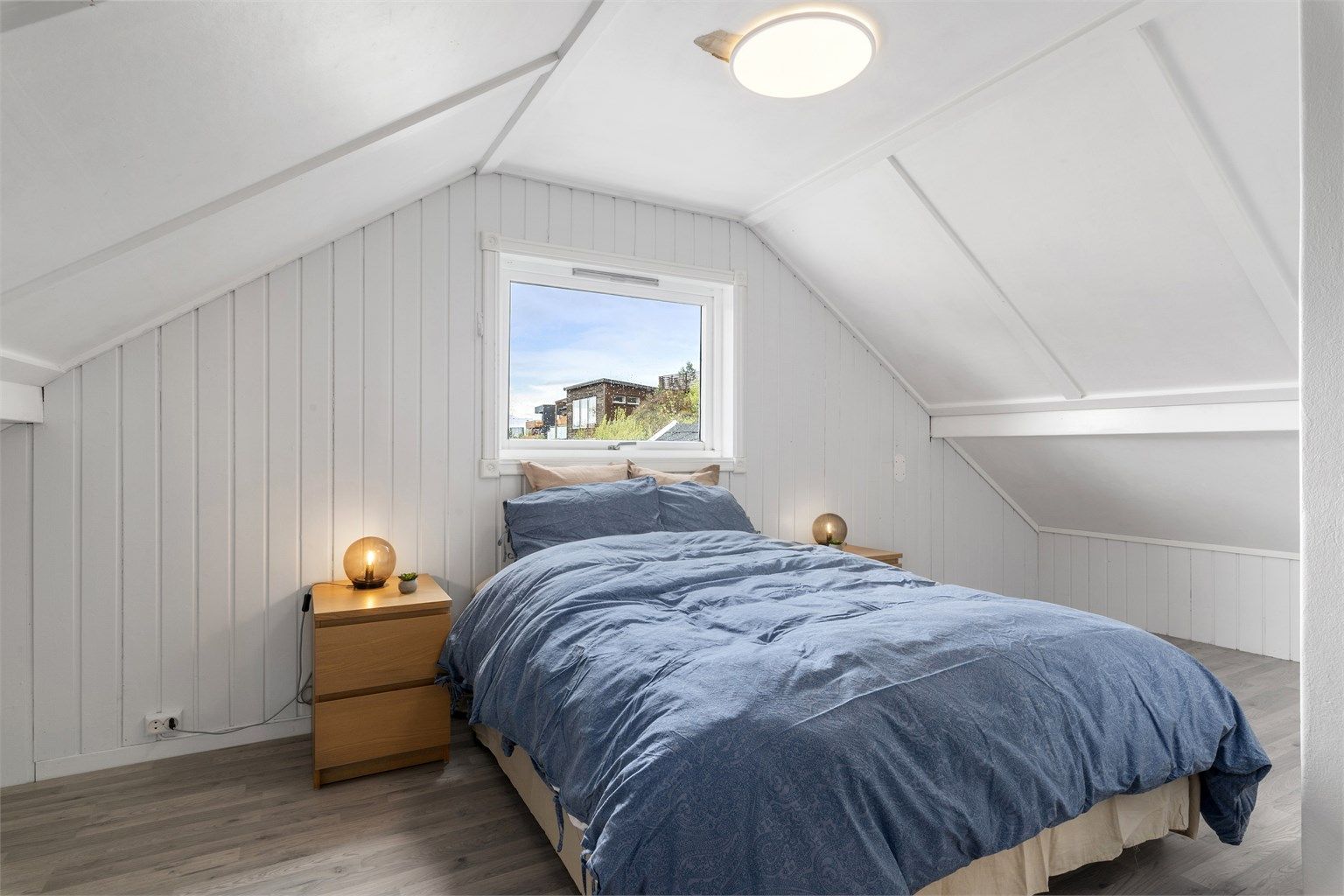 Soverom 4 med skråtak. Rommets gulvareal er på ca 17m²