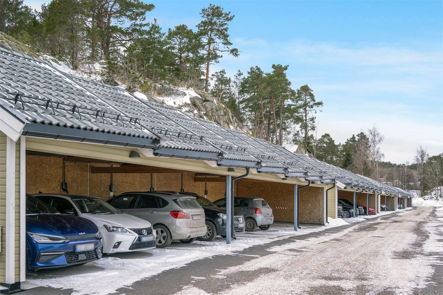 En egen merket parkeringsplass i carport (felles carportrekke). Det er klargjort for lader i carport. Ellers parkering etter områdets bestemmelser. Sameiet har godt med gjesteparkering. 