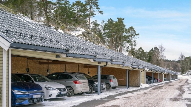 En egen merket parkeringsplass i carport (felles carportrekke). Det er klargjort for lader i carport. Ellers parkering etter områdets bestemmelser. Sameiet har godt med gjesteparkering.