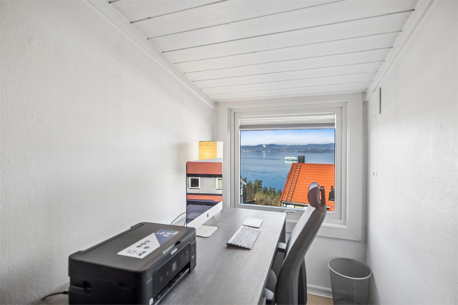 I loftsetasjen er det også plass til et hjemmekontor, med gode lysforhold fra vinduet som gjør rommet lyst, behagelig og velegnet for arbeid eller studier. (Rommet er ikke godkjent til varig opphold)