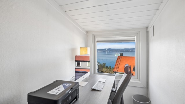 I loftsetasjen er det også plass til et hjemmekontor, med gode lysforhold fra vinduet som gjør rommet lyst, behagelig og velegnet for arbeid eller studier. (Rommet er ikke godkjent til varig opphold)