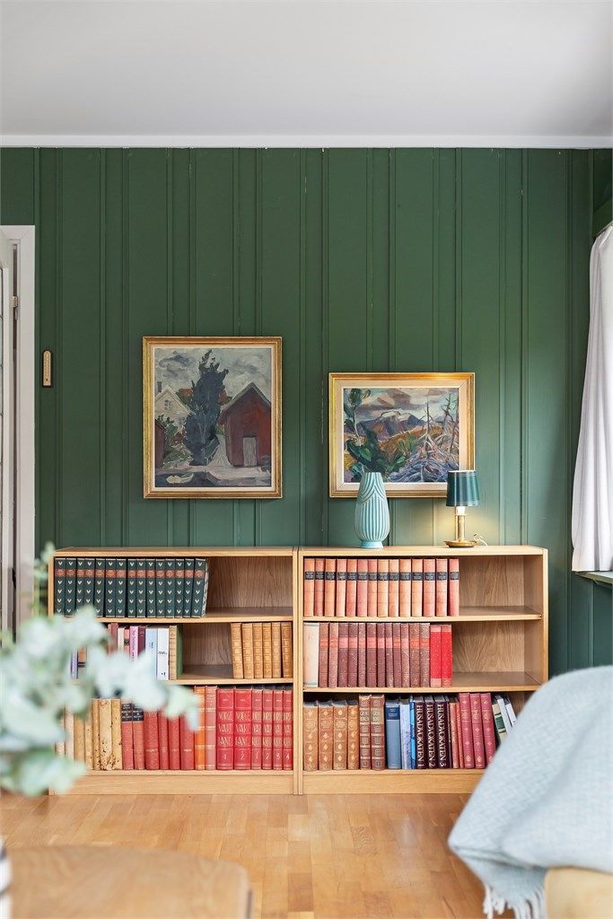 Stående trepanel på veggene gir rommet en klassisk og varig kvalitet.