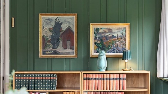 Stående trepanel på veggene gir rommet en klassisk og varig kvalitet.
