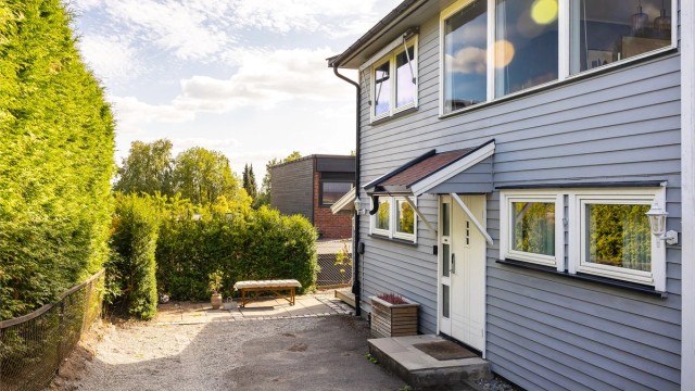 Boligen ligger på enden og har dermed god mulighet til parkering rett utenfor døren.