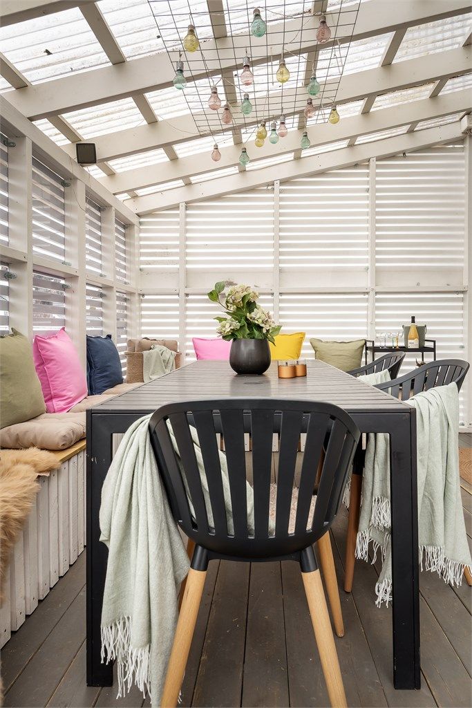 Den overbygde verandaen fungerer som en forlengelse av stuen store deler av året.