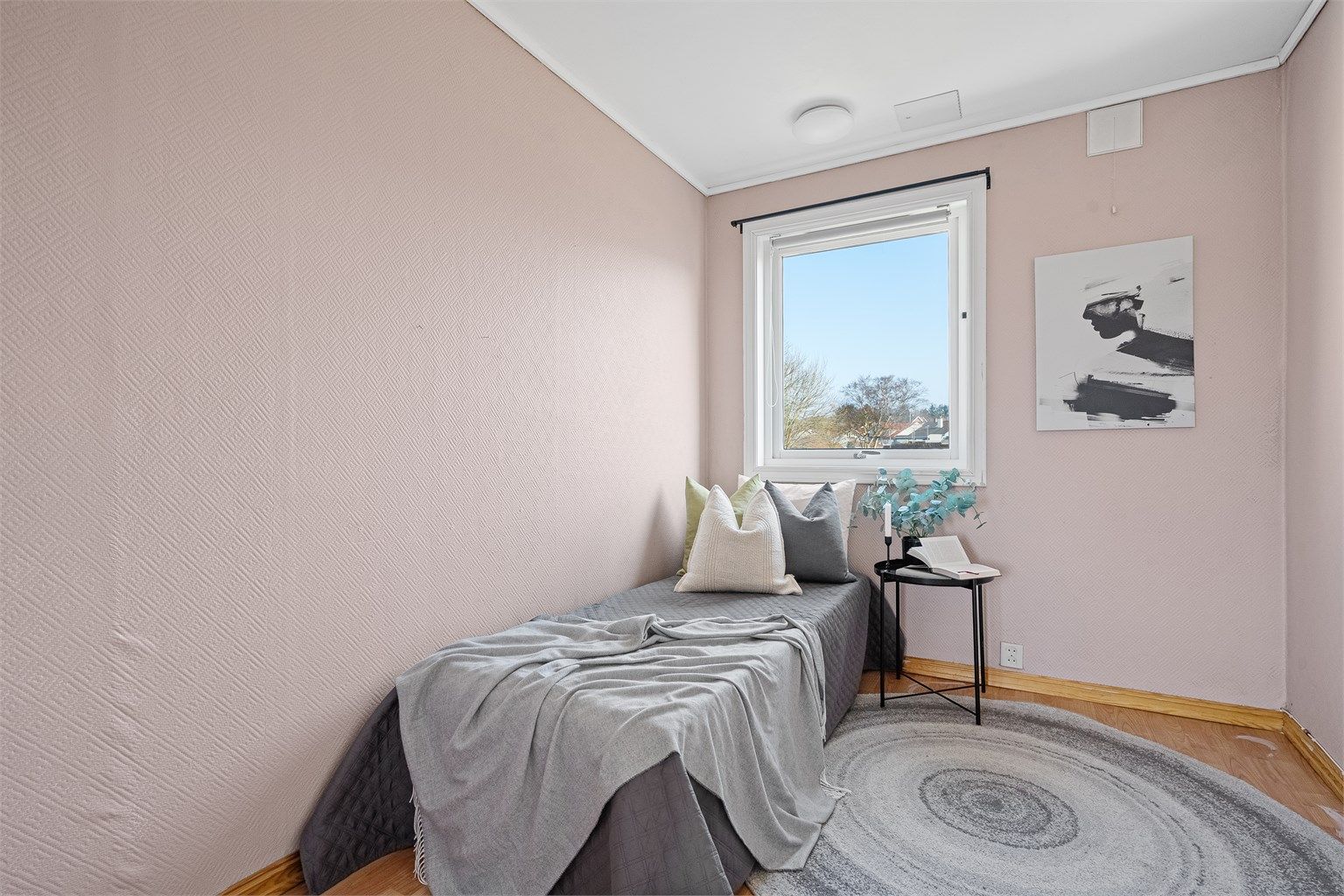 
Soverom II med god plass til seng, garderobeskap og nattbord. 