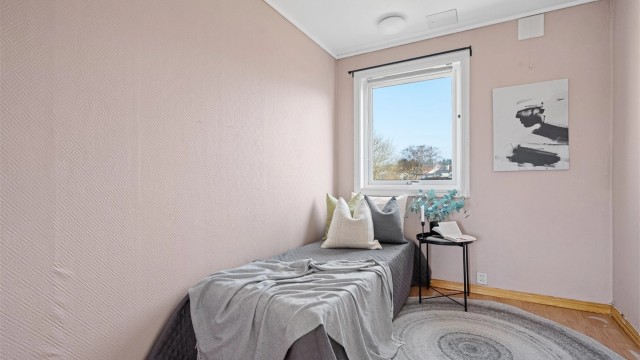 Soverom II med god plass til seng, garderobeskap og nattbord.