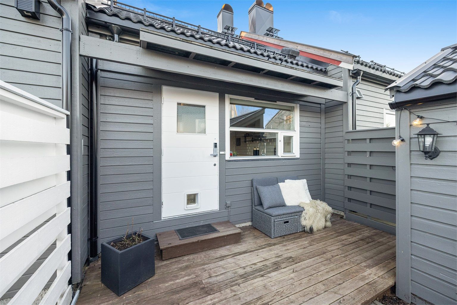 Den hyggelige plattingen ved inngangspartiet gir plass til en sittegruppe for rolige morgener.