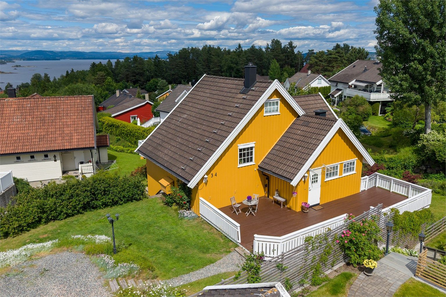Store terrasser på begge sider av eiendommen - Meget solrikt 