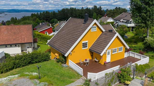Store terrasser på begge sider av eiendommen - Meget solrikt