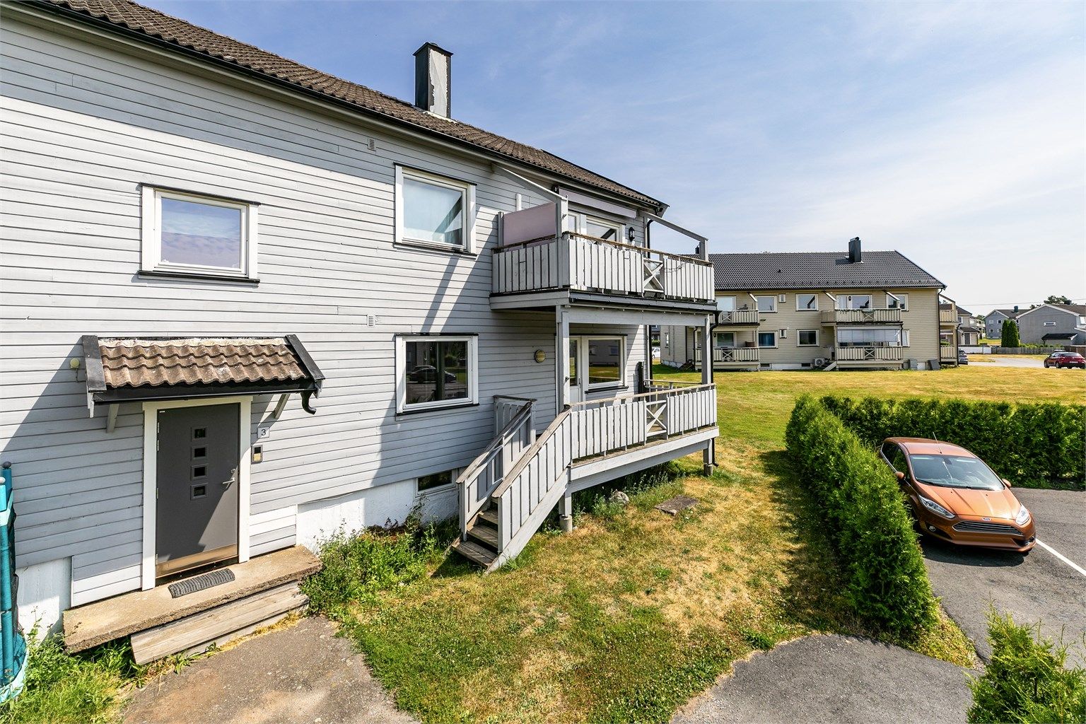 Det er meget enkel adkomst til leiligheten; kun et fåtall trinn opp fra hovedinngangen og bakkenivået.